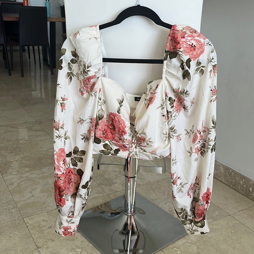 Long sleeve, corset top. Super cute, can tie tighter or looser. Size M